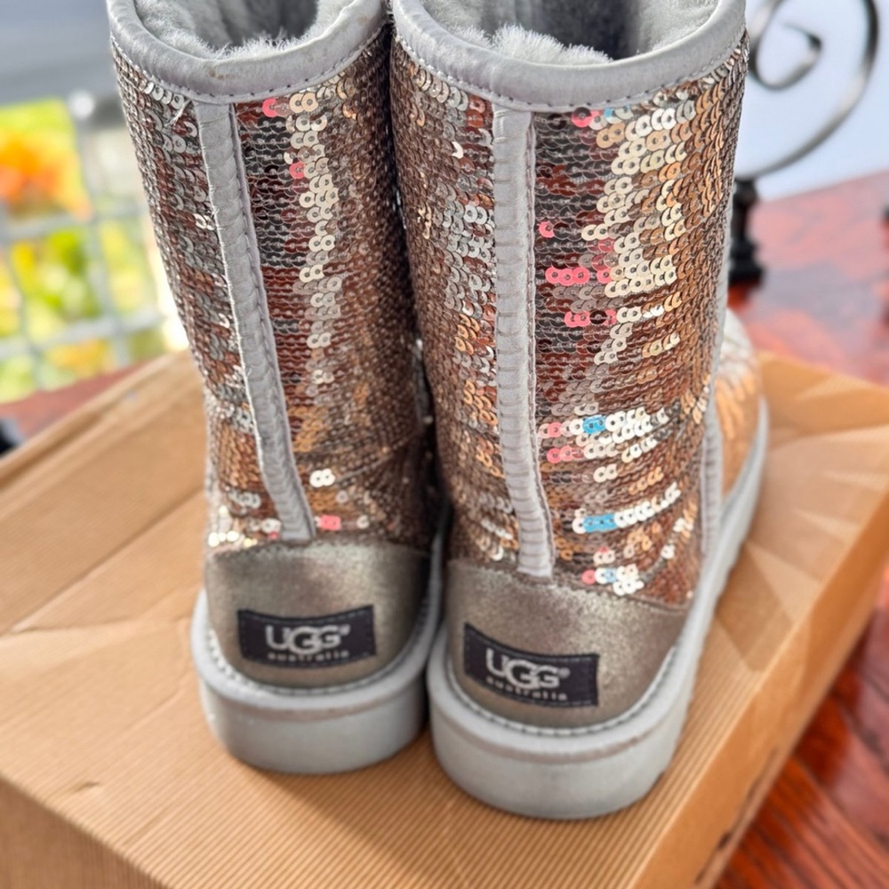 UGG Classic Short Gold
Sparkles Sequin Sheepskin
Boots Size 7.